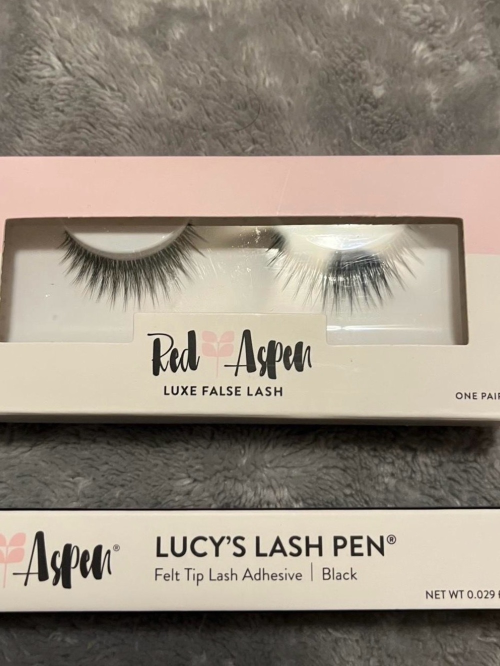 Red Aspen Falsh lashes Andi and black lash glue New